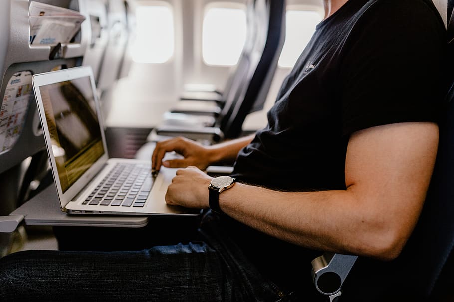неузнаваемый, человек, блокнот, сидящий, внутри, самолет, взрослый, компьютер, клавиатура, macbook