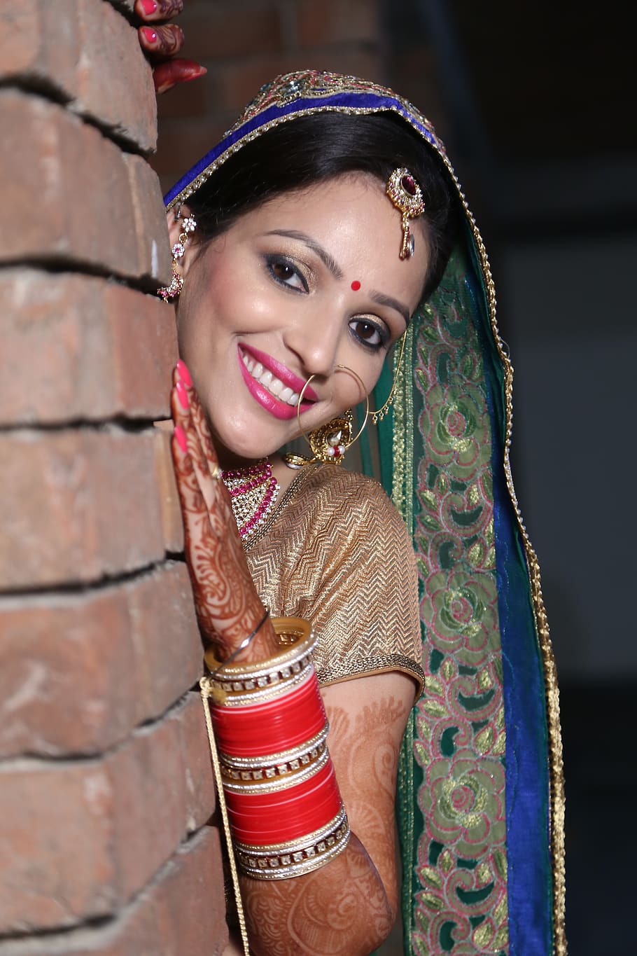 novia, boda, matrimonio, indio, ropa tradicional, sonriente, adulto joven, retrato, una persona, mirando a cámara