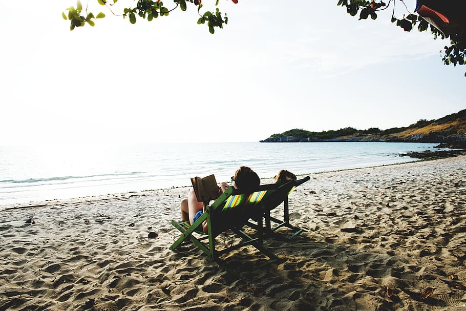 orilla, lectura, dom, relajarse, escena tranquila, novias, océano, viajar, mano, playa