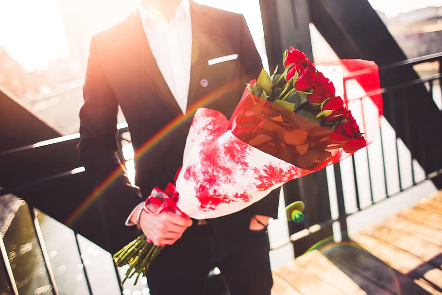 pria, memegang, karangan bunga, mawar, menunggu, istri, ulang tahun, pacar, jembatan, pasangan