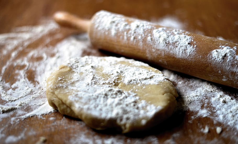 dough, roll of dough, bake, cake, cake mix, preparation, rolling pin, flour, roll out, close-up