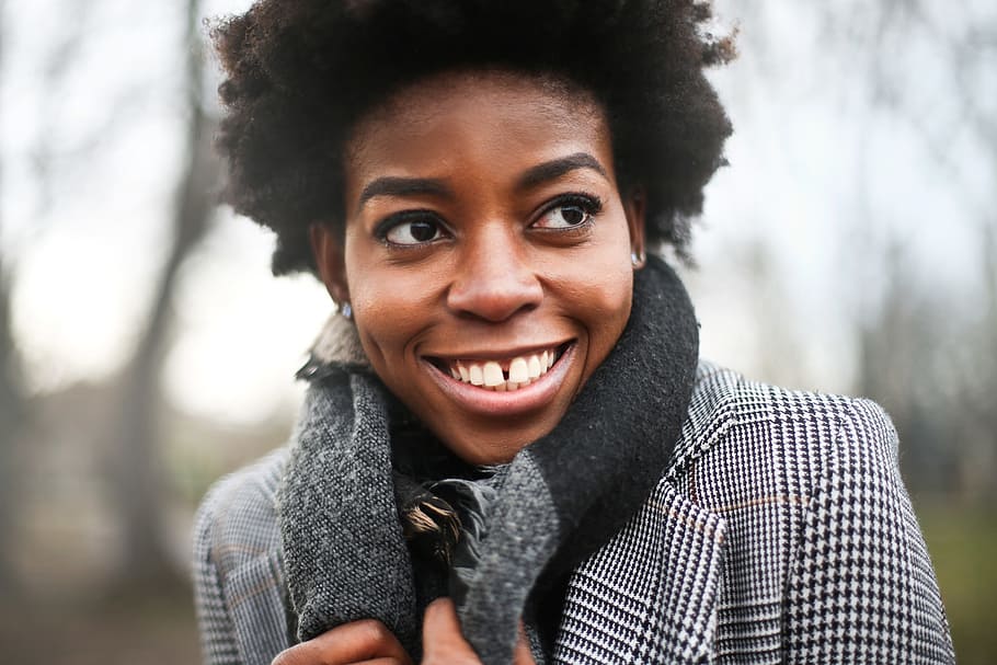 mujer africana, rizado, cabello, posando, al aire libre, día de invierno, 25-30 años de edad, adulto, africano, negro