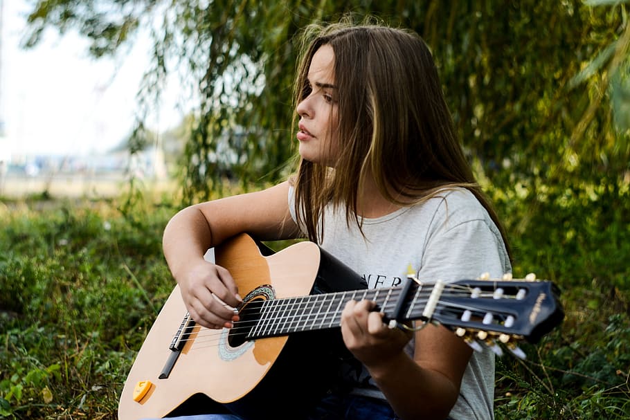 gadis, kecantikan, sendirian, gitar, musik, musisi, string, pohon, hijau, rumput