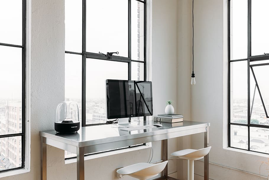 computador, escritório, mesa, moderno, mínimo, negócio, janela, arranha céu, apartamento, branco