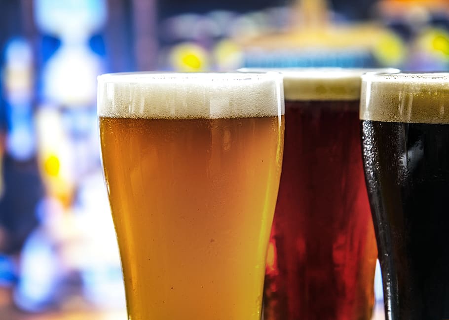 El alcohol, la cerveza, el bar, la bebida, la cervecería, la burbuja, la celebración, de cerca, frío, bebida fría