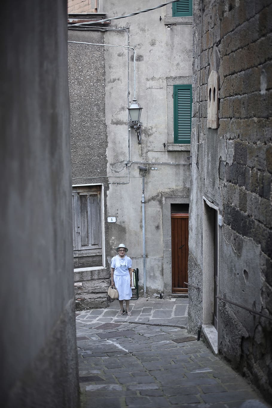 viejo, anciano, mujer, caminar, calle adoquinada, castel del piano, italia, 55-60 años, antiguo, calle adoquinada castel del piano