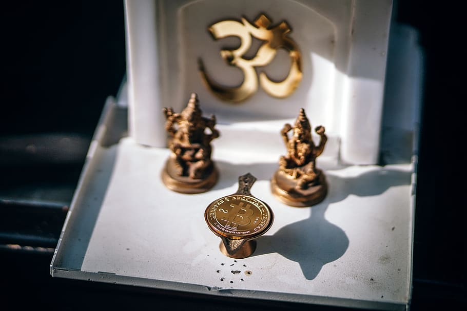 criptomoeda bitcoin, colocada, junto, budista indiano, miniatura, esculturas., santo, físico, btc., dentro de casa