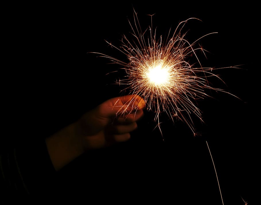 ano novo, fogos de artifício, celebração, brilho, fogo, iluminado, movimento, mão humana, mão, segurando