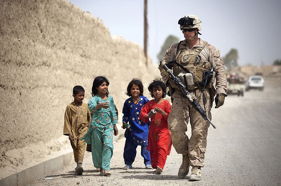 soldado, americano, con, niños, ejército, salvador, guerrero, hombres, grupo de personas, niño