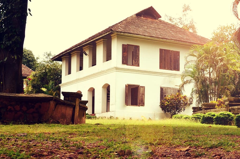 una casa antigua, arquitectura, edificio, casa, exterior del edificio, estructura construida, planta, árbol, barrio residencial, naturaleza