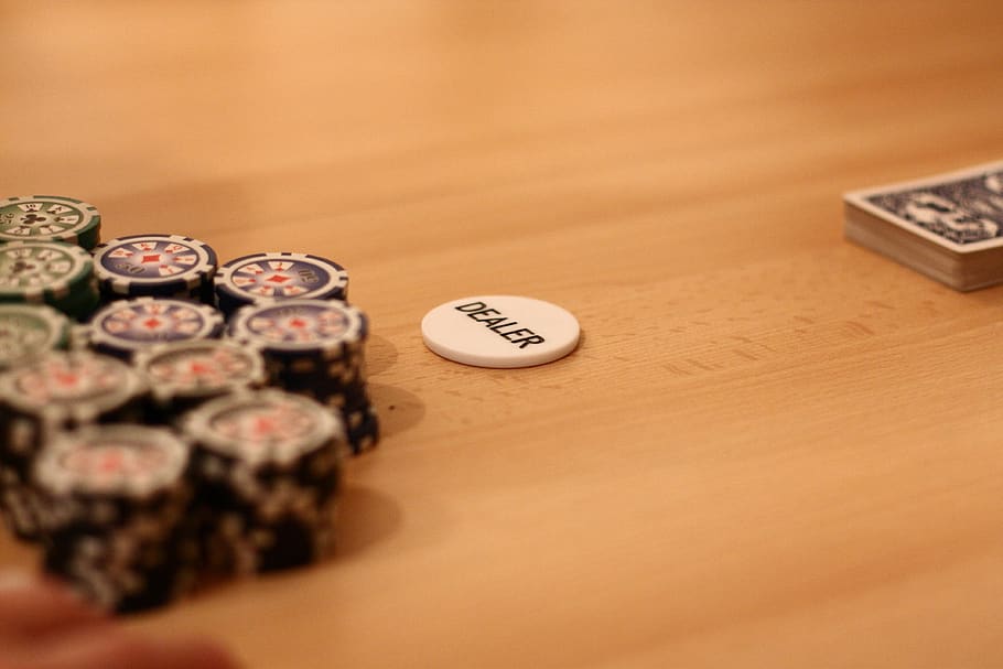 poker, chip poker, bermain poker, bermain, judi, menang, kasino, permainan kartu, risiko, keuntungan