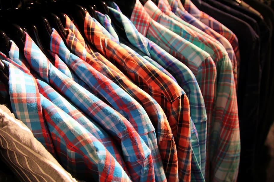 varejo, loja, roupas, camisa, muitos, algodão, cores, camiseta, cair, variedade