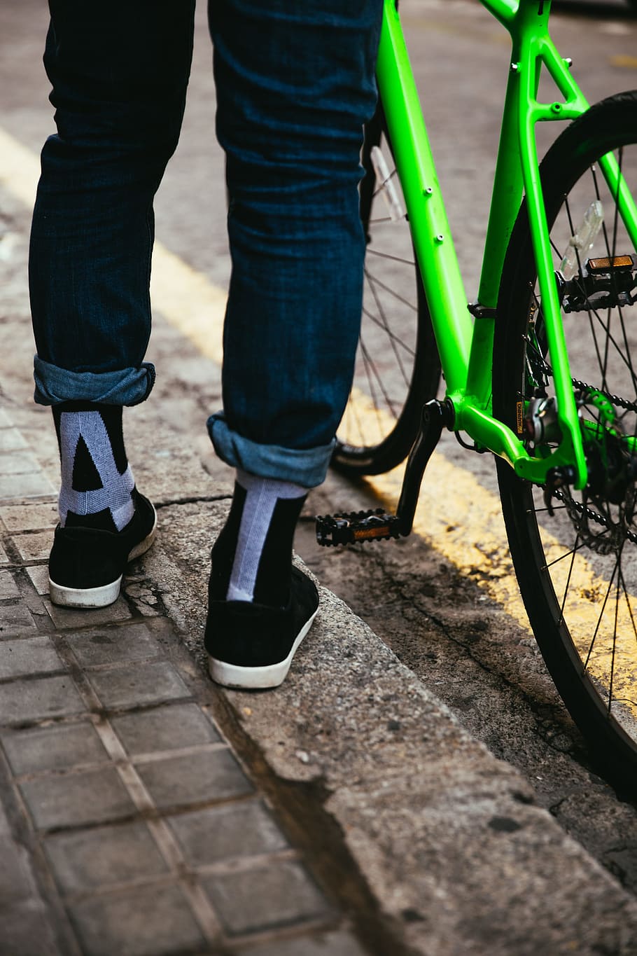 Biker, pies, bicicleta, carretera, adulto, ciclismo, desplazamientos, equipo, engranaje, verde