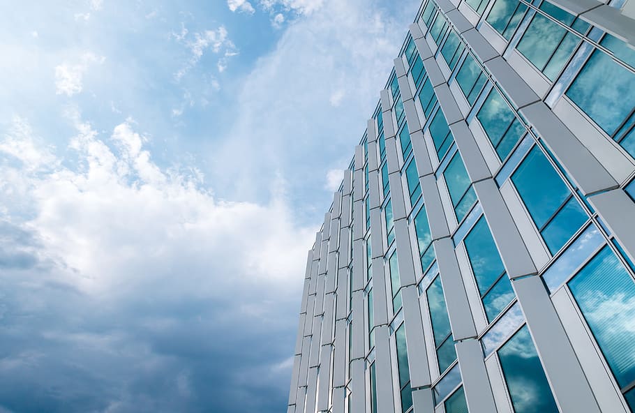 incrível, prédio de escritórios, janelas., azul, céu, nuvens, chuva, nuvem - céu, exterior do edifício, estrutura construída