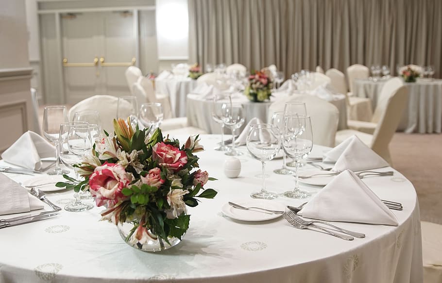 gala dinner, linens, gastronomy, hotel, flowers, tableware, elegance, light, architecture, decoration