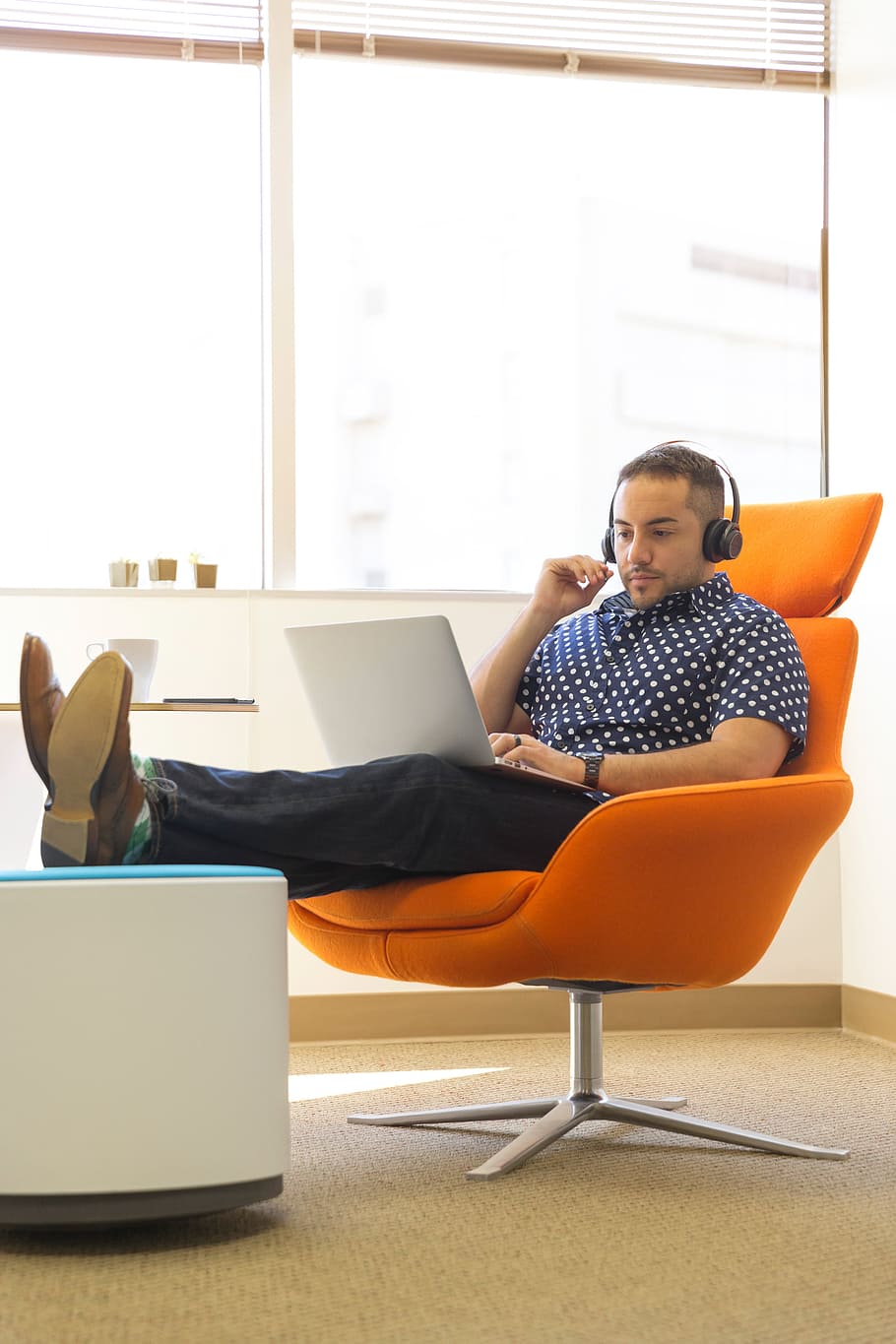 homem, fones de ouvido, laptop, macbook, tecnologia, cadeira, laranja, negócio, escritório, mesa