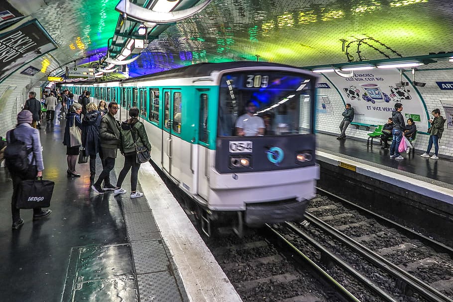 pessoas, esperar, chegando, trem, estação de metrô de paris, estação., comutar, paris, plataforma, estação