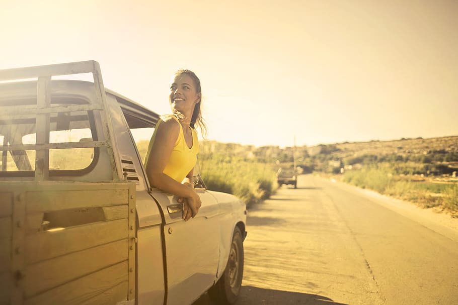 jovem, bonita, mulher, amarelo, camisa polo, olhando, janela do banco do motorista, escolher, caminhão, dirigir