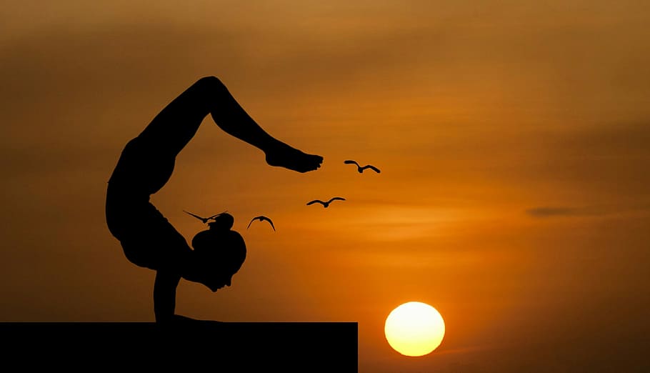mujer, acrobático, yoga, pose, silueta, puesta de sol., equilibrio, naturaleza, parada de manos, techo