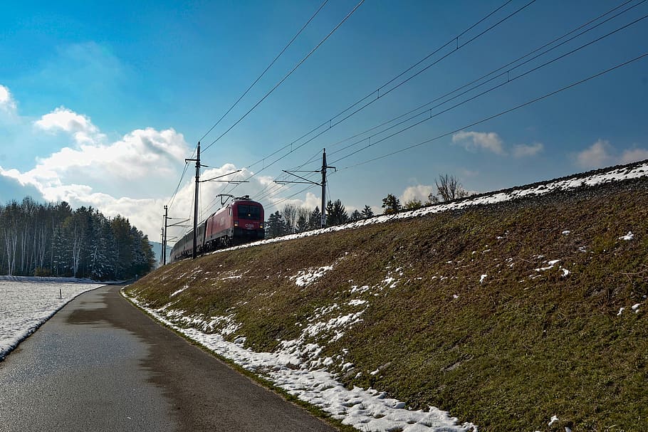 Дорога через плотину. Дамба на ЖД путях. ЖД дамба. Дорога дамба.