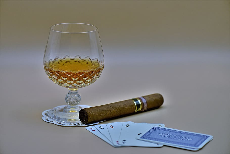 cigarro, coñac, vidrio, póker, ases, naipes, señor tarde, refresco, bebida, vino