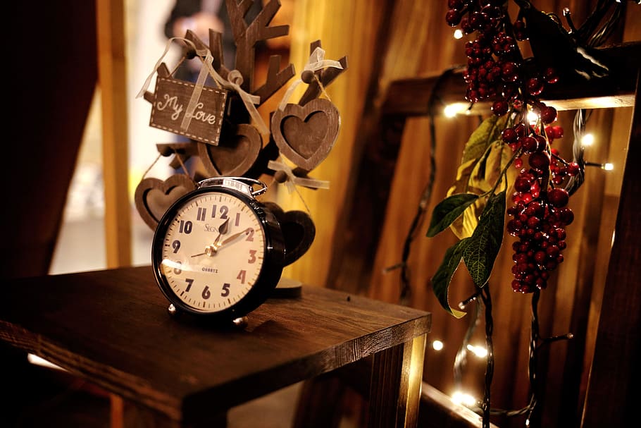 madera, mesa, luces, relojes, año nuevo, espejo, vendimia, celebracion, calidez, casa