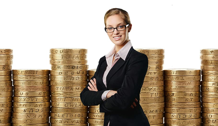 foto ilustração, mulher, financeiro, planejador, frente, pilha, moedas., dinheiro, mulher de negócios, profissional