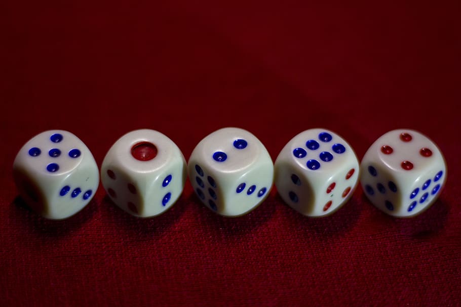 dadu, probabilitas, permainan, peluang, keberuntungan, perjudian, kesenangan, lima, merah, dalam ruangan