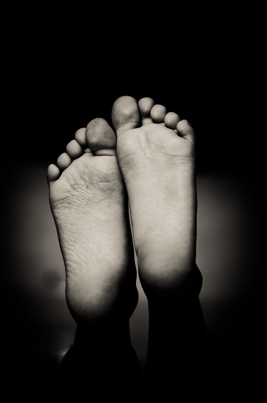 oscuro, blanco y negro, pie, parte del cuerpo, parte del cuerpo humano, descalzo, fondo negro, tiro del estudio, en el interior, pierna humana