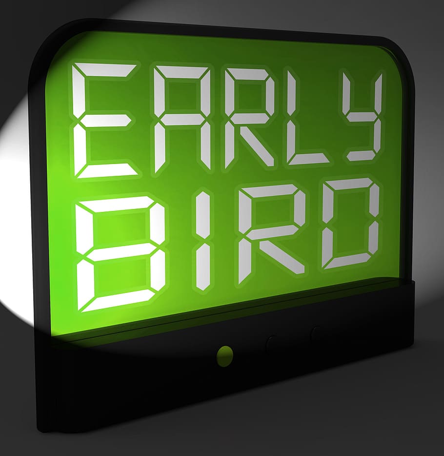cedo, pássaro, digital, relógio, mostrando, pontualidade, em frente, cronograma, antes do previsto, antes do tempo