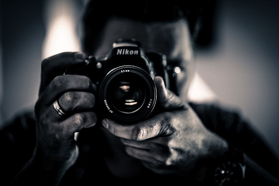 Fotógrafo con cámara, tecnología, cámara, mano, manos, tenencia, trabajo, trabajos, lente, hombre