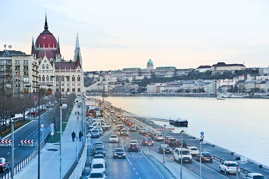 vista lateral, edifício do parlamento húngaro, carros, estrada, budapeste, rio danúbio, dirigir, europa, história, hungria
