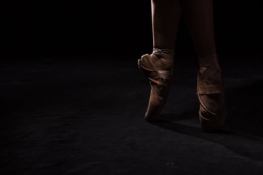 ballet oscuro, fuerza, mujer, zapatos, sección baja, parte del cuerpo humano, parte del cuerpo, una persona, pierna humana, interior